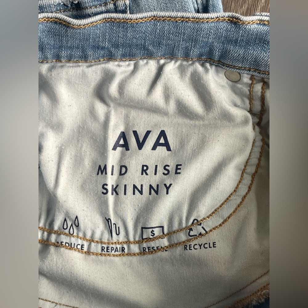 Lucky Brand Light Wash Ava skinnies size 8(29) - Picture 6 of 12
